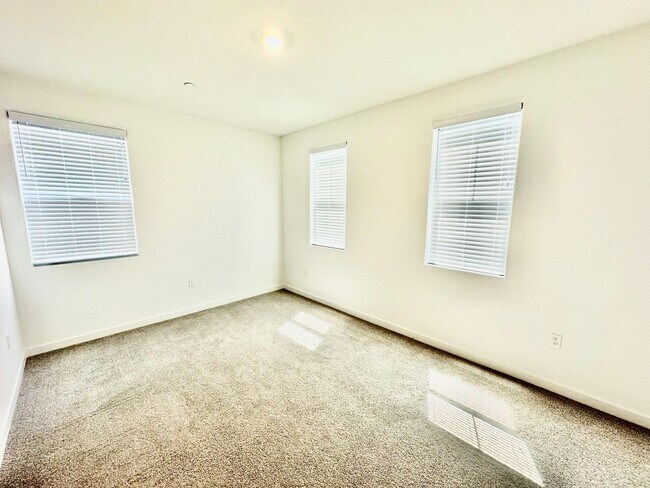 Building Photo - Newly-Built NextGen 5 bed 3.5 bath Lennar ...