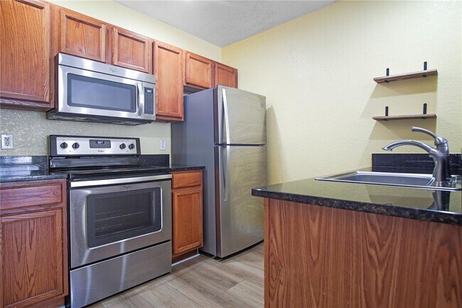 Building Photo - 4562 Yellowgold Rd E