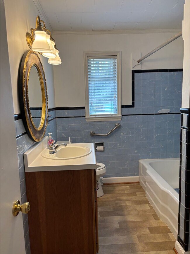 Building Photo - 3 BED, 1 BATH BRICK HOME