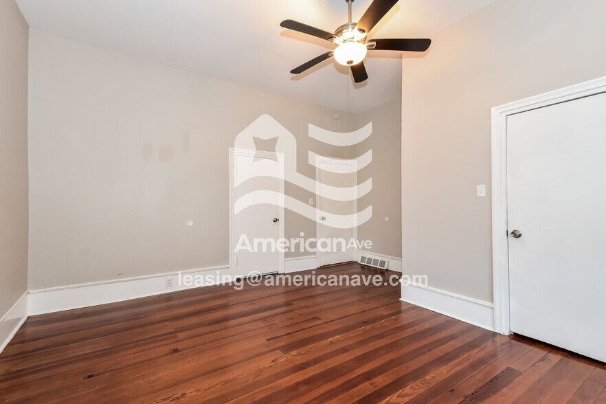 Building Photo - 3213 River Dr