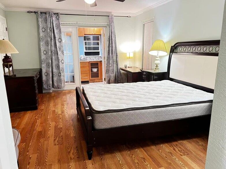 Building Photo - 835 Winding Oaks Dr