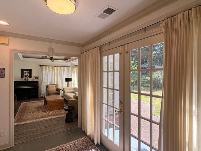 Building Photo - Renovated Home In The Heart Of East Memphis! Fully Fenced Backyard! No Carpet!
