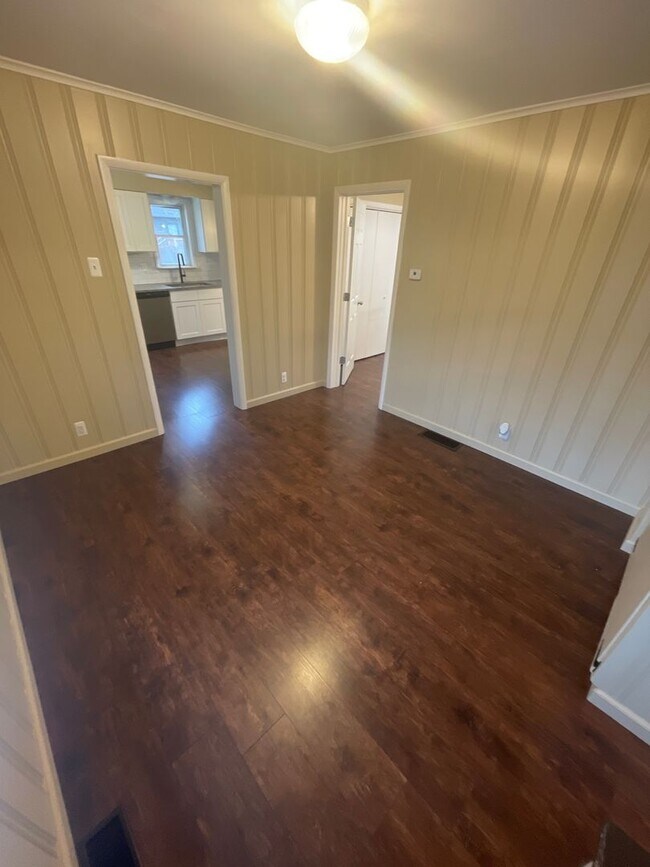Building Photo - Charming 2 Bedroom Home - Move in Ready