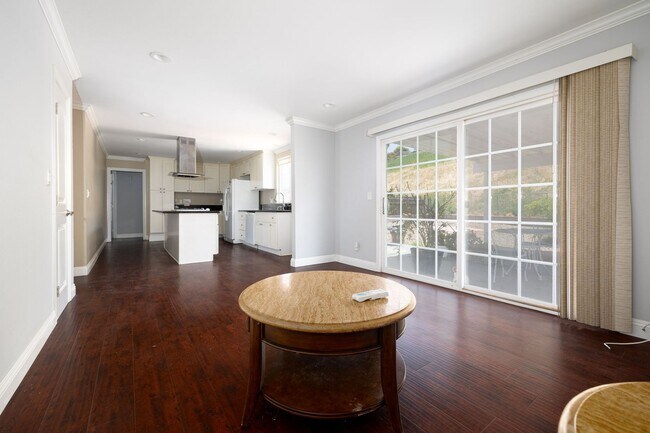 Building Photo - Spacious single family 3 bedroom home now ...