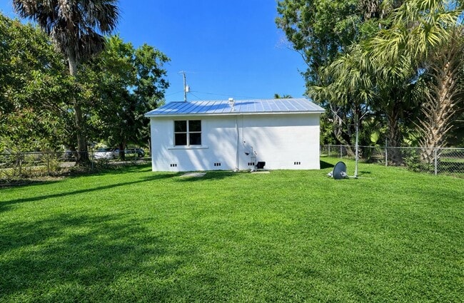 Building Photo - 569 Nuna Ave