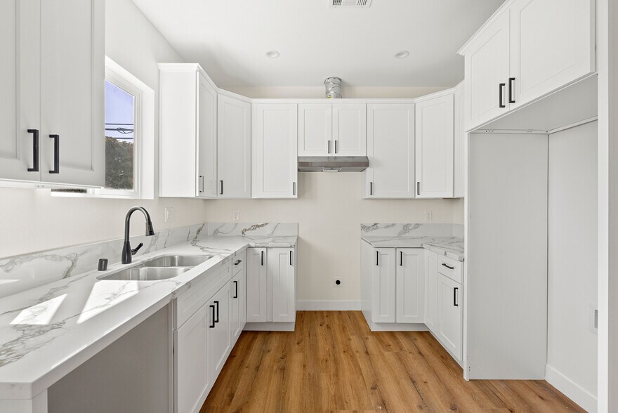 Building Photo - 3043 S Bronson Ave