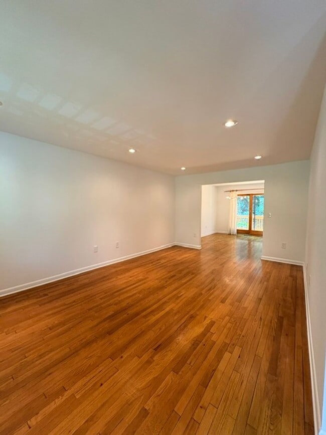 Building Photo - 2071 Golf Course Dr