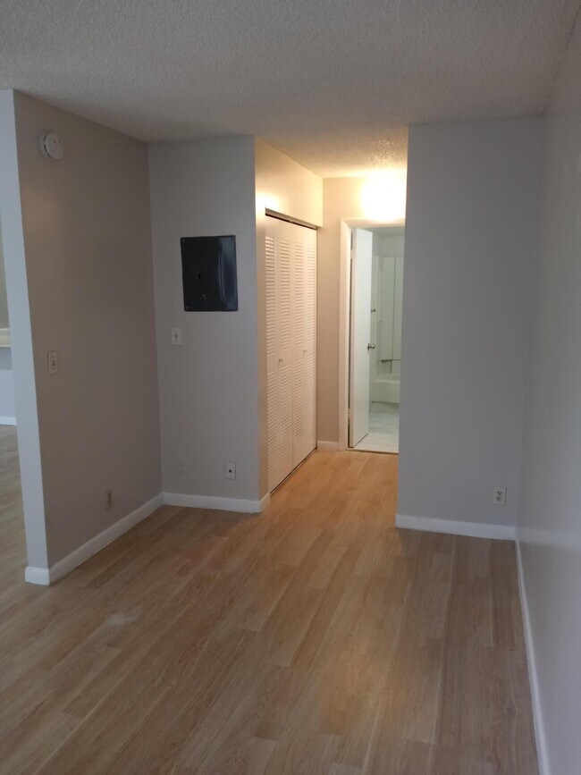 Building Photo - 2771 Riverside Dr