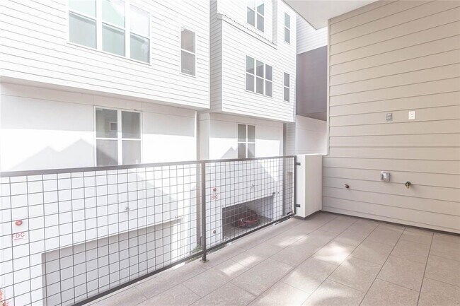 Building Photo - 5868 E Post Oak Ln