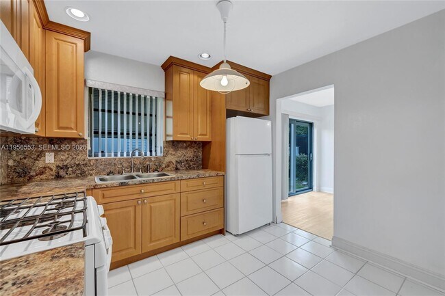 Building Photo - 6200 SW 18th St