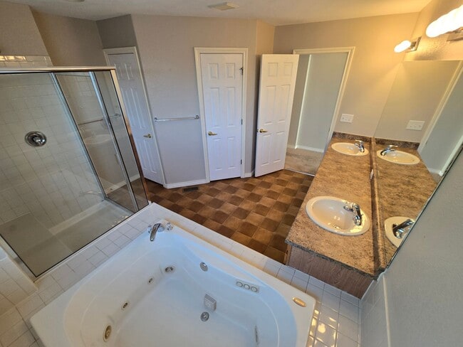 Building Photo - Large 4 bed with study and loft  in Vista Pointe