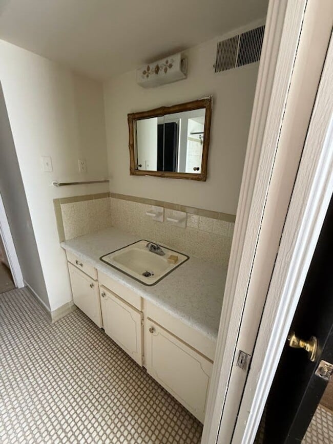 Building Photo - 497-497 Dickinson St