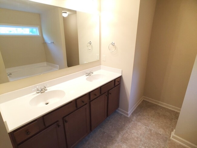 Building Photo - Modern 3BR Townhome - Swim/Tennis and More!