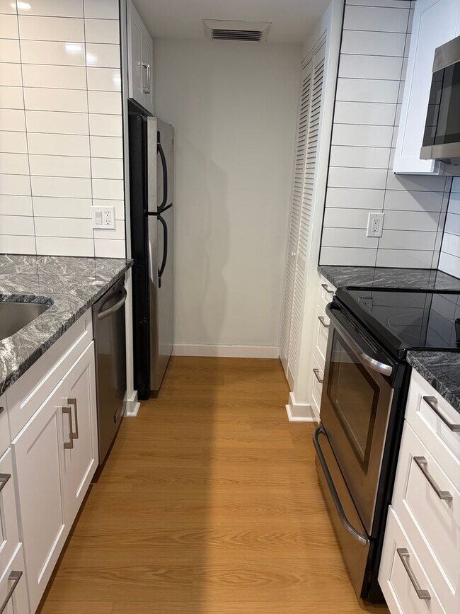 Building Photo - Welcome to Urban Elegance in the Heart of ...