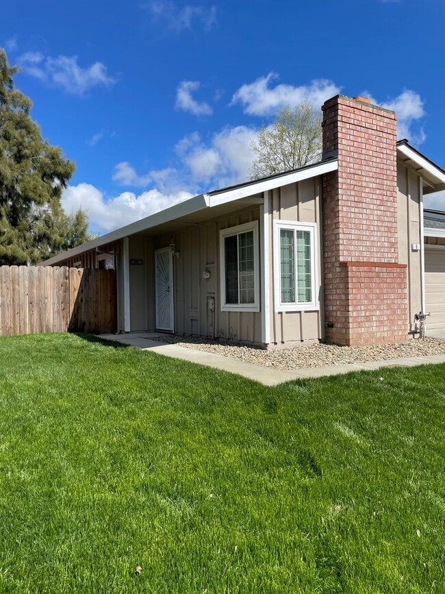 Building Photo - REMODELED DUPLEX CLOSE TO DOWNTOWN IN S. N...