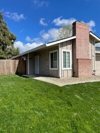 Building Photo - REMODELED DUPLEX CLOSE TO DOWNTOWN IN S. N...