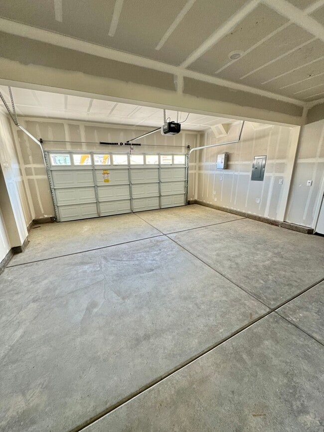 Building Photo - FOUR-FIVE/OFFICE BEDROOM THREE BATHROOM SE...