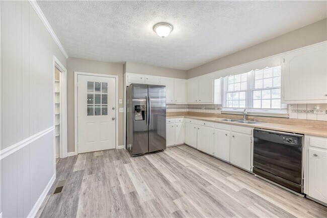 Building Photo - 2174 GA-323