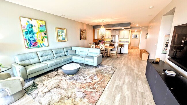 Building Photo - Annual Turnkey 3/3 penthouse on waterfront...