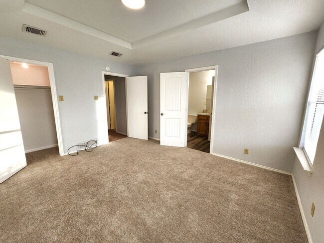 Building Photo - 2202 Bolivar St