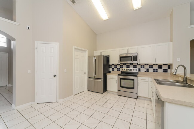 Building Photo - 572 Eagle Pointe S