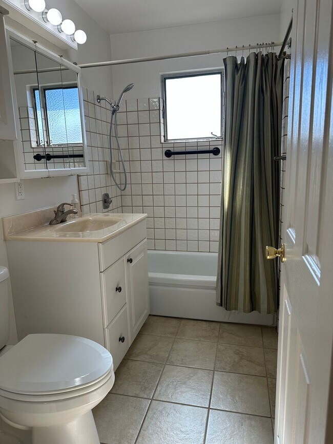 Building Photo - New listing! Beautifully maintained home in convenient location