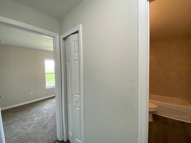 Building Photo - Silver Springs Shores - Welcome Home