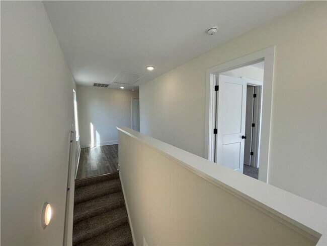 Building Photo - Single Family Home in Seneca!