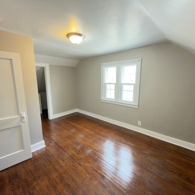 Building Photo - Charming 3 bedroom home with laundry included!