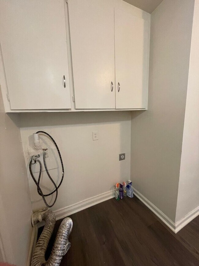 Building Photo - Gardella Duplex