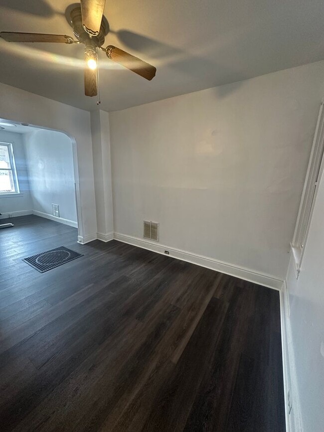 Building Photo - 927 W Poplar St