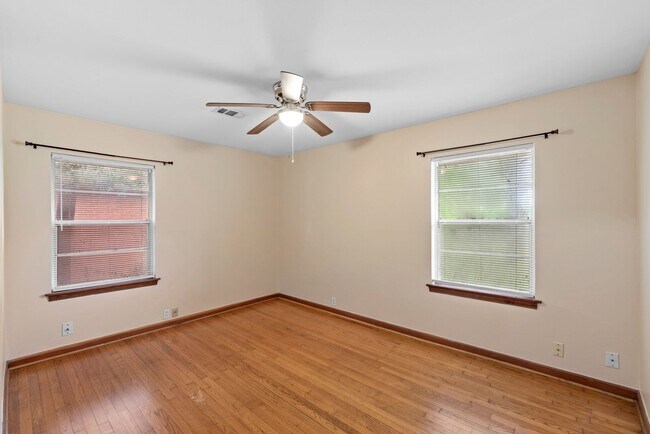 Building Photo - Spacious 3-Bed Gem with Covered Patio + Ea...
