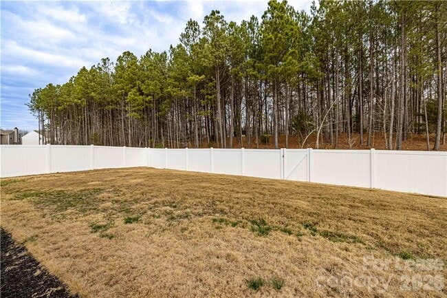 Building Photo - 824 Yorkshire Dr