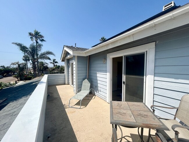 Building Photo - Spacious Beach House in South Oceanside