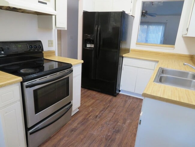 Building Photo - Lakemont