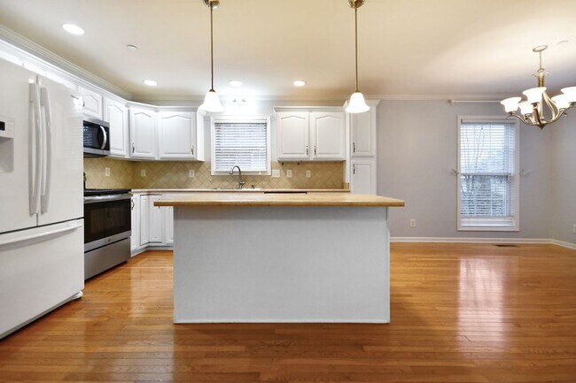 Building Photo - Pet Friendly Three Bedroom with Bonus!