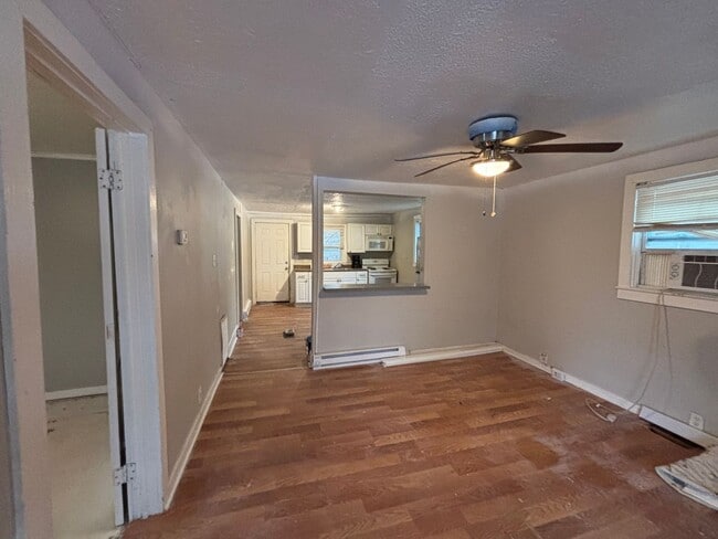 Building Photo - COMING SOON! 2 Bed House! Making it ready for you!