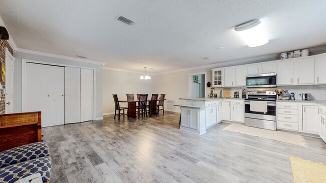 Building Photo - Charming Updated Home in Bluewater Bay – N...