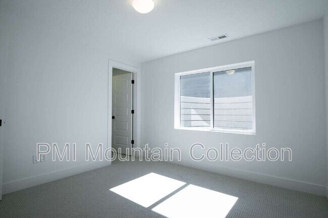 Building Photo - 459 Rimrock Ln