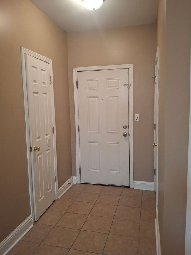 Building Photo - Town Creek Condo - Available Now!