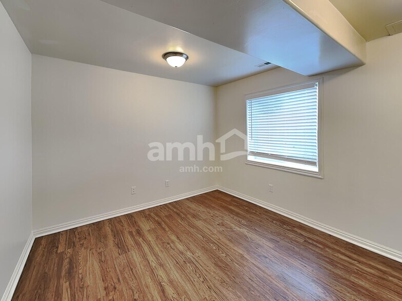 Building Photo - 385 Pommel Dr