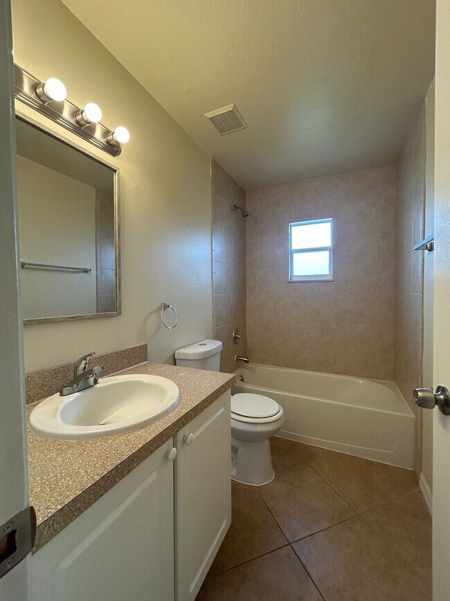 Building Photo - Welcome Home! Spacious 3-Bedroom, 2-Bathro...