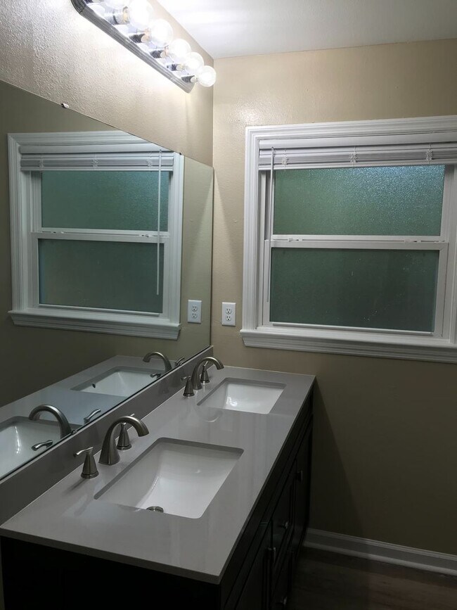 Building Photo - 209 Iris Cir