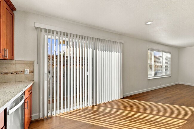 Building Photo - 560 Glenburry Way