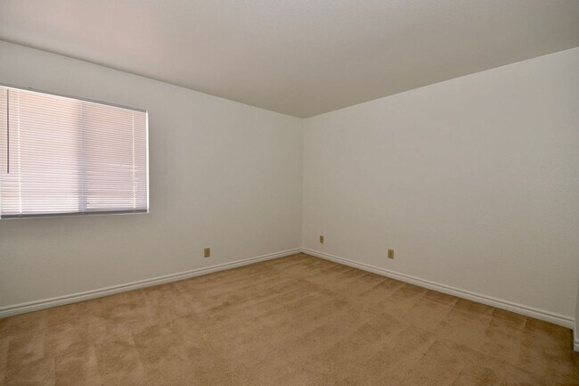 Building Photo - 5499 Indian River Dr