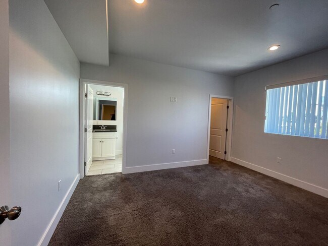 Building Photo - 2131