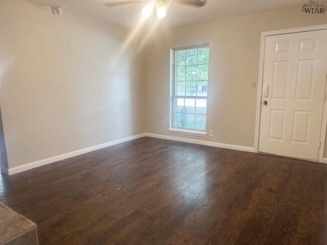 Building Photo - 5119 Parklane Dr