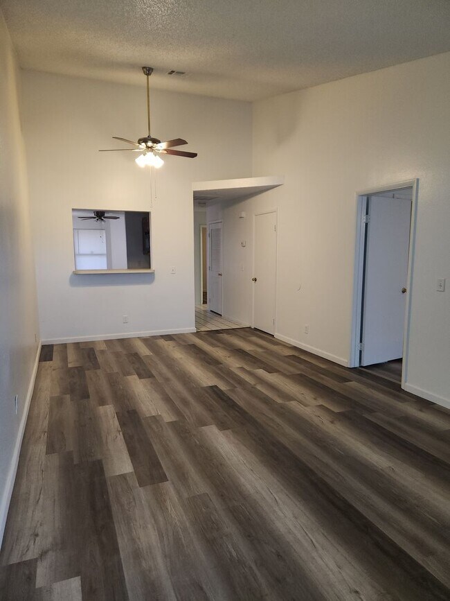 Building Photo - Single-Story 2 Bed, 2 Bath with 2-Car Garage in Gate Community