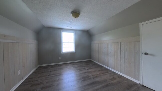 Building Photo - Stunning, Well-Maintained Craftsman Gem