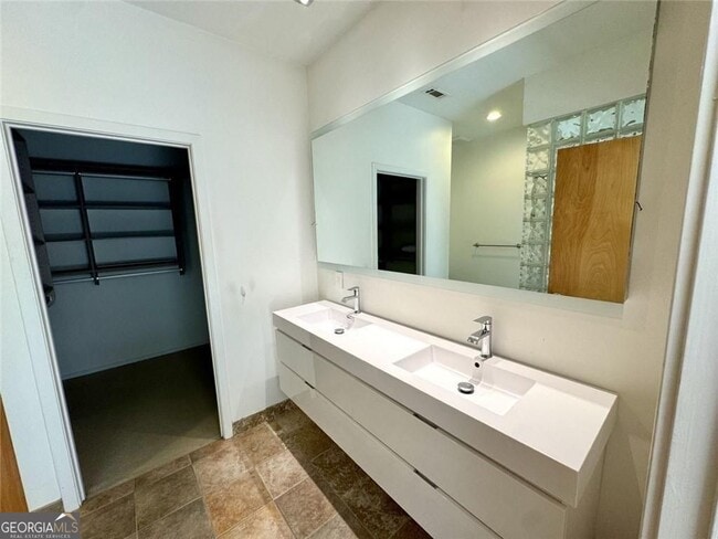 Building Photo - 1327 Peachtree View NE